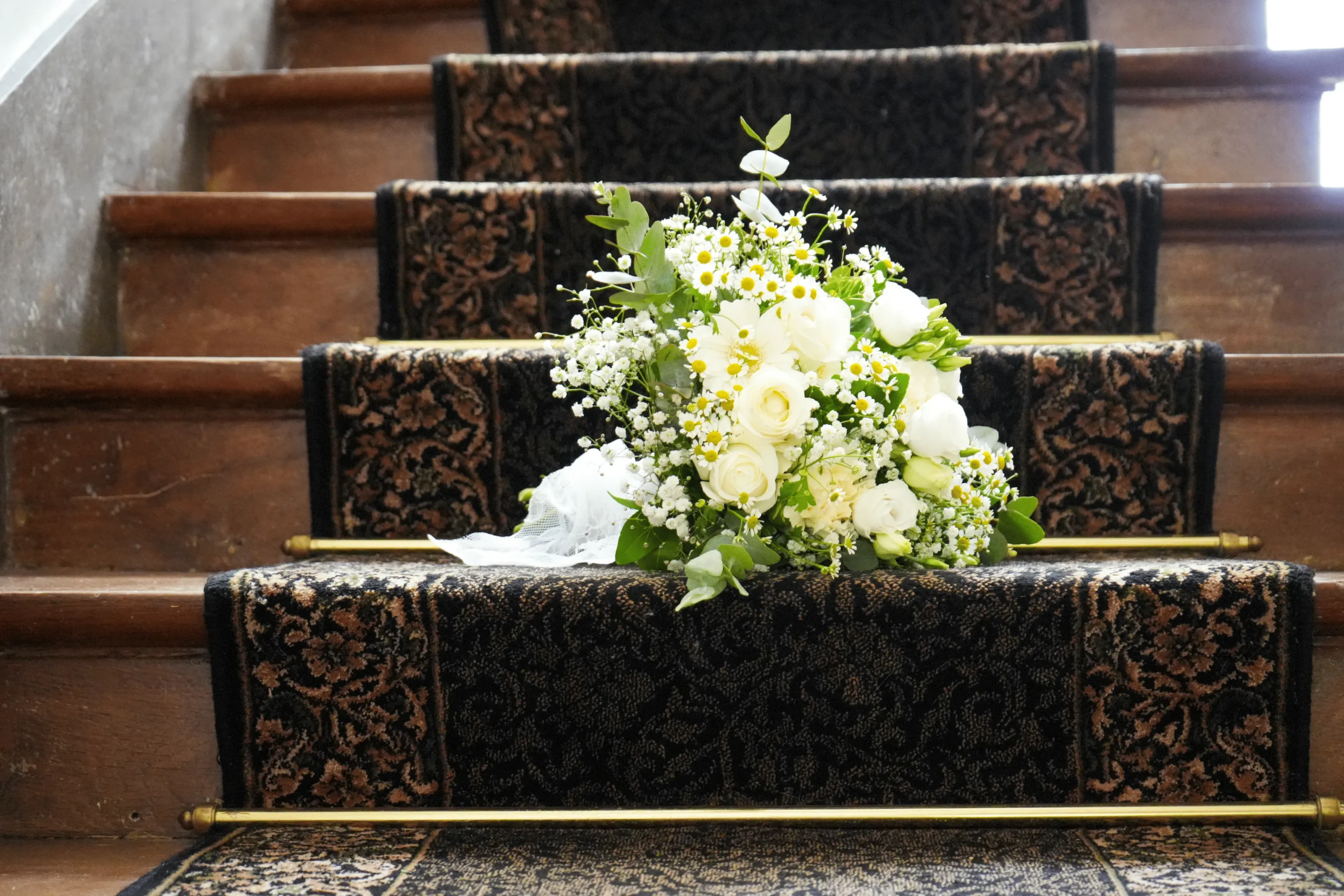 8. White bouquet on stairs